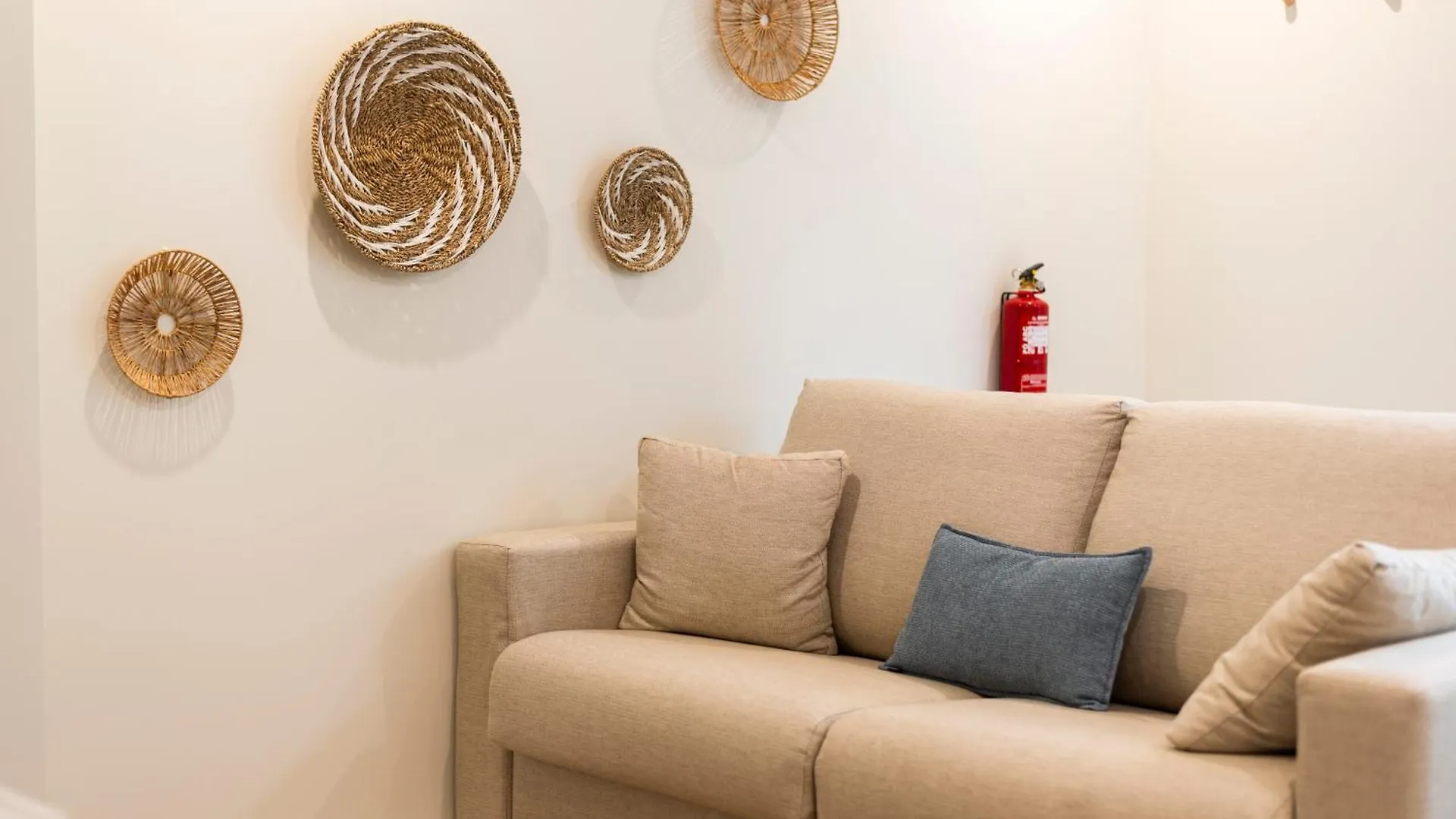 Villa 41 - Private Studios Faro Airport, Beach And City Center Guest house