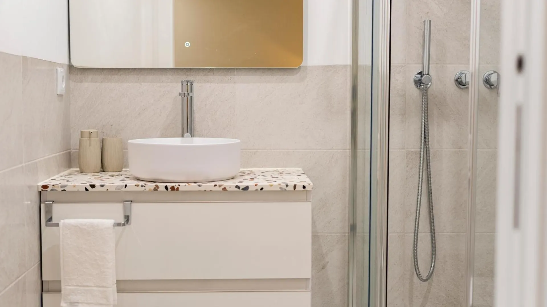 Guest house Villa 41 - Private Studios Faro Airport, Beach And City Center