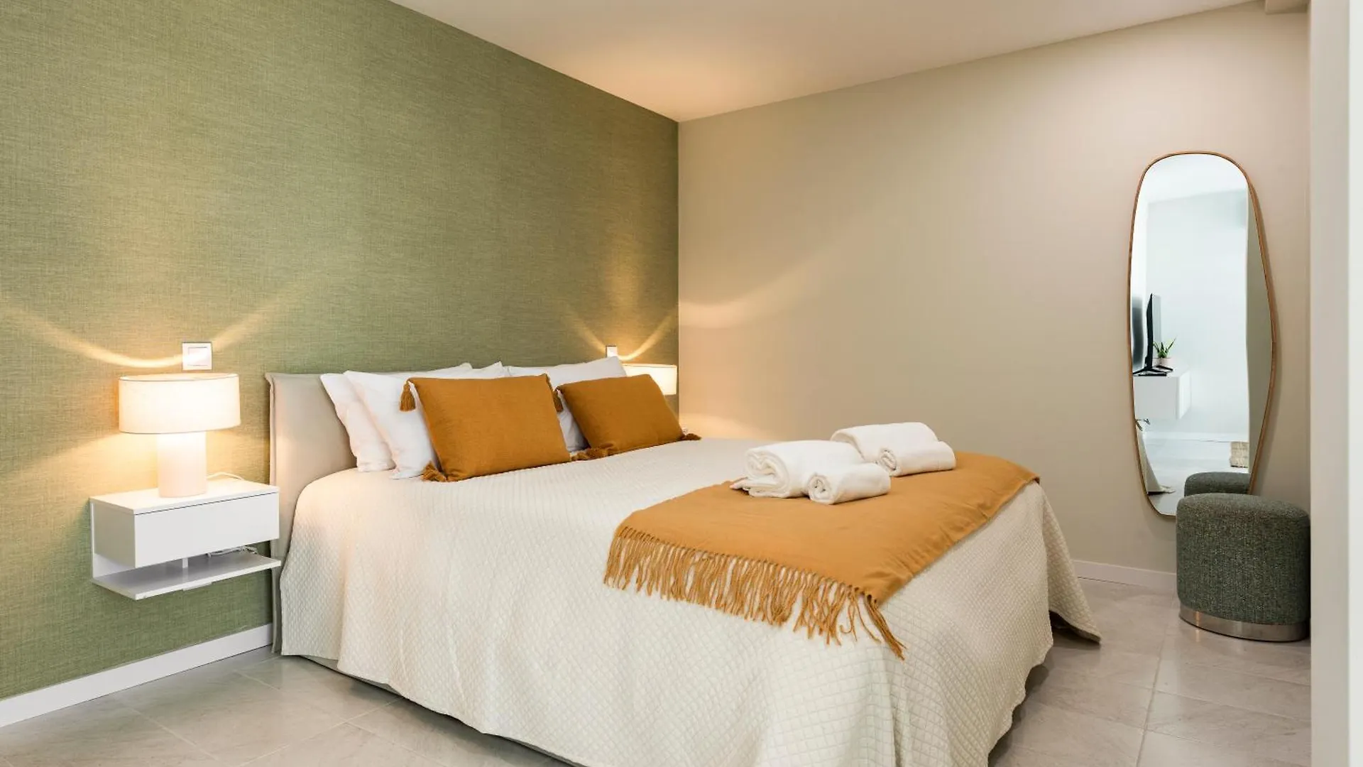 Villa 41 - Private Studios Faro Airport, Beach And City Center Guest house