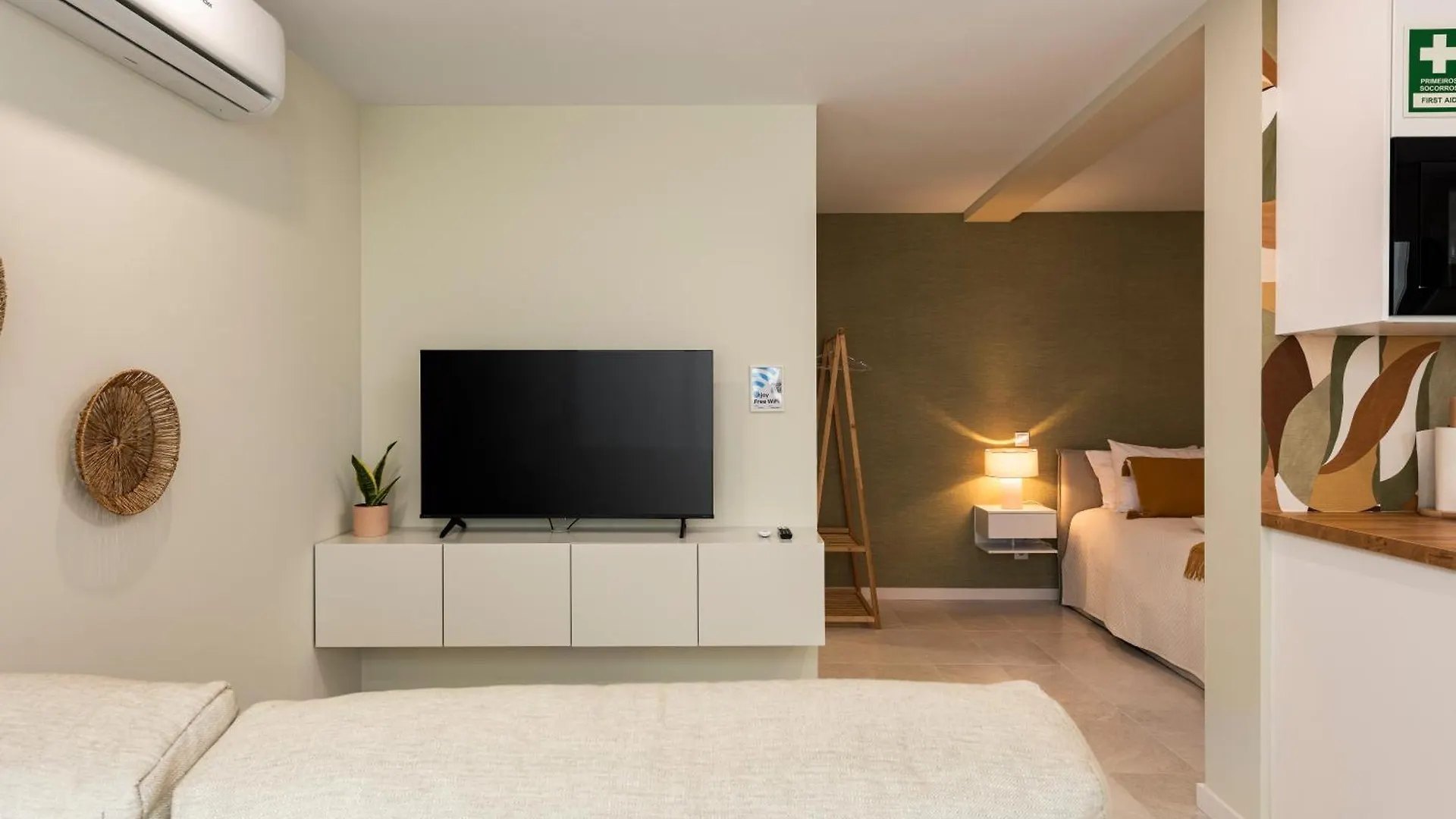 Villa 41 - Private Studios Faro Airport, Beach And City Center Guest house