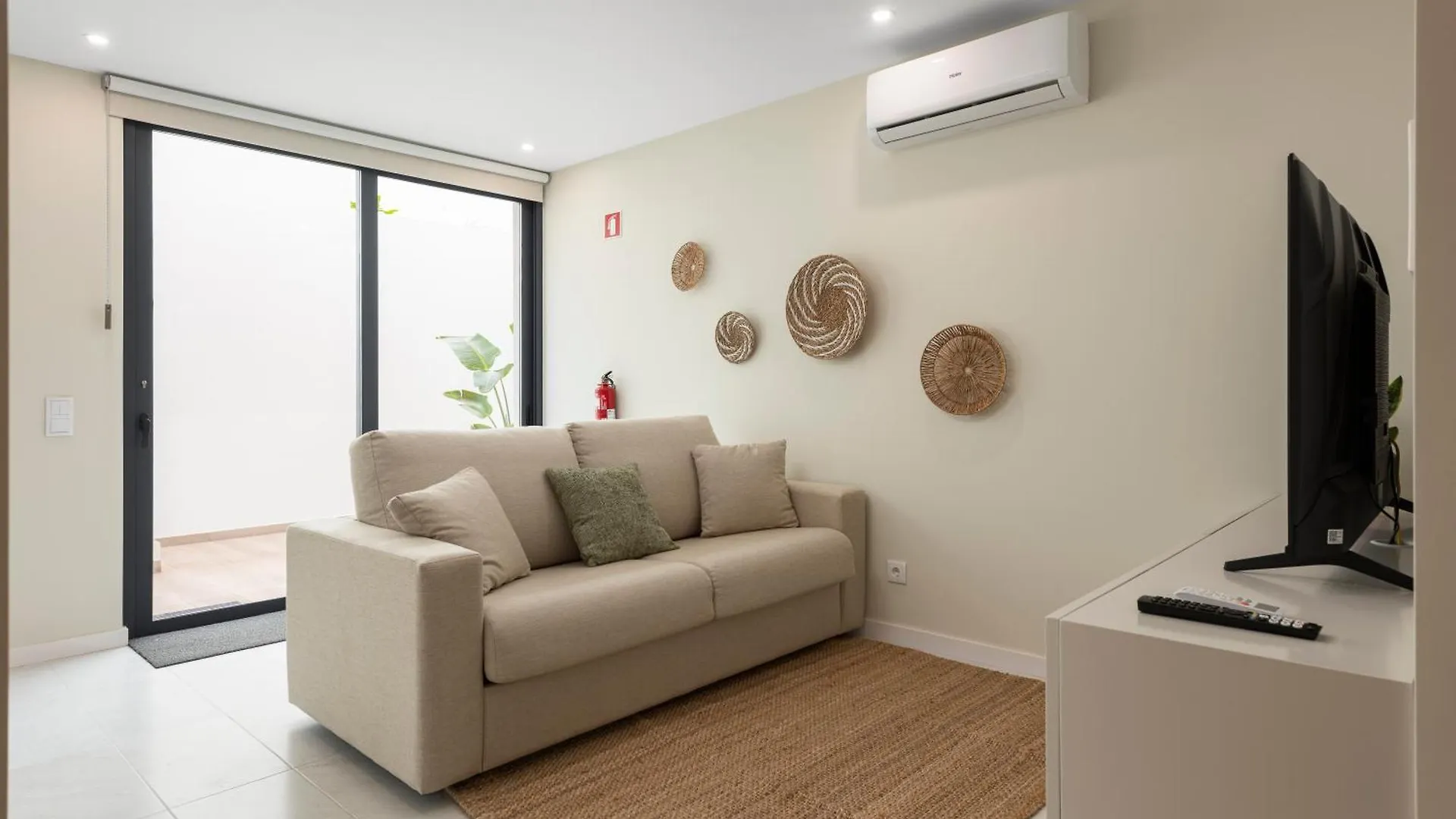 Guest house Villa 41 - Private Studios Faro Airport, Beach And City Center