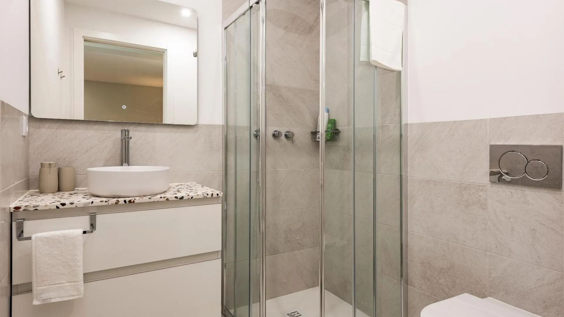 Villa 41 - Private Studios Faro Airport, Beach And City Center Guest house